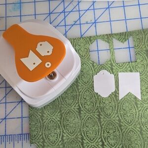 Fiskars Double Tag Maker With Built In Eyelet Setter
